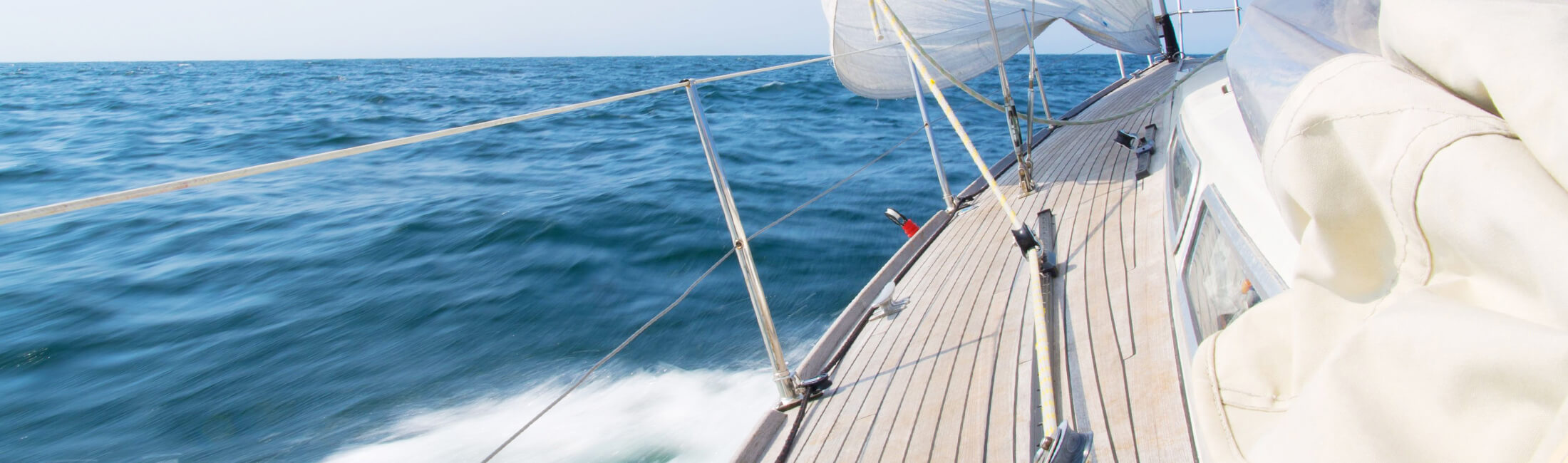 Segelboot auf offener See